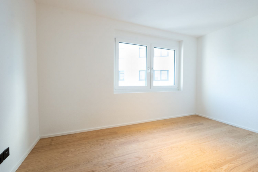 Leerer Raum mit Fenster - Mitten im Leben, mitten in Stuttgart-West!