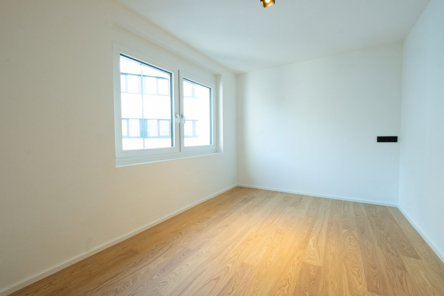 Leerer Raum mit Holzboden - Mitten im Leben, mitten in Stuttgart-West!