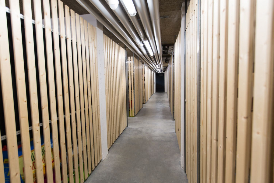 Lagerflur mit Holztüren - Helle Maisonette-Wohnung nahe Uni Hohenheim