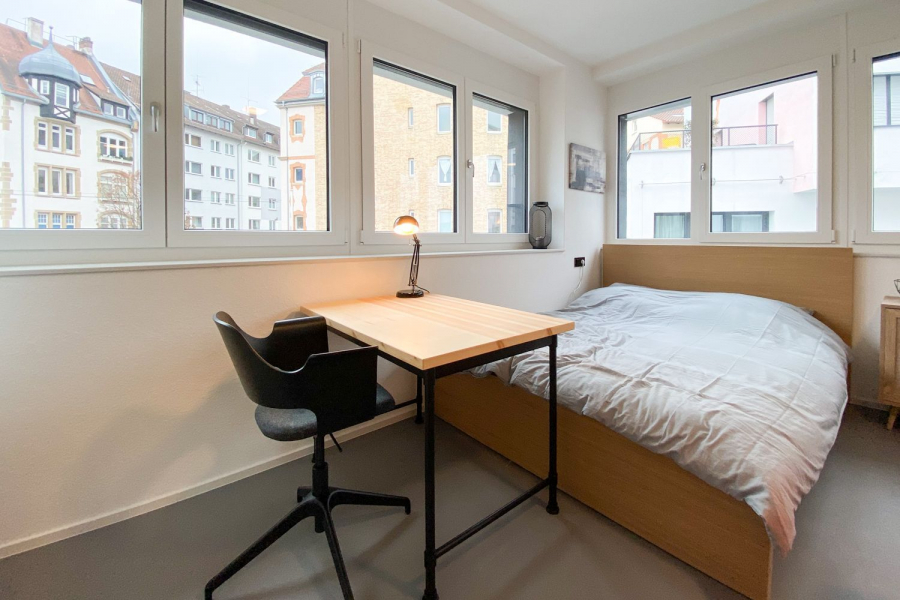 Schlafbereich mit Schreibtisch - Möbliertes Wohnen mit Blick in den Westen!