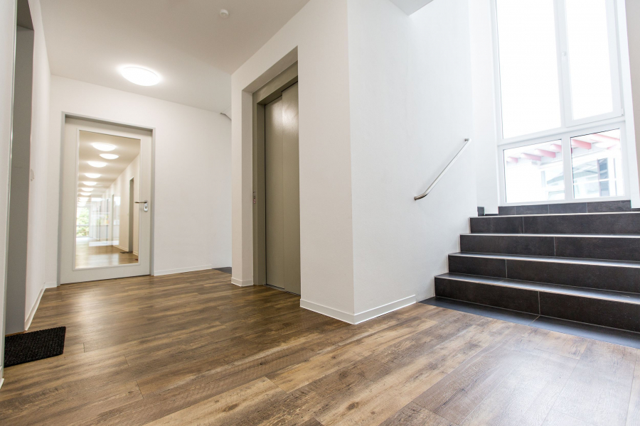 Moderner Flur mit Treppe - Moderne Studentenwohnung nahe Uni-Hohenheim