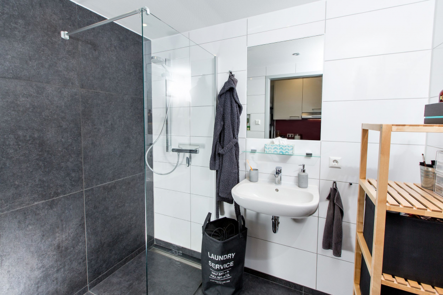 Modernes Badezimmer - Moderne Studentenwohnung nahe Uni-Hohenheim