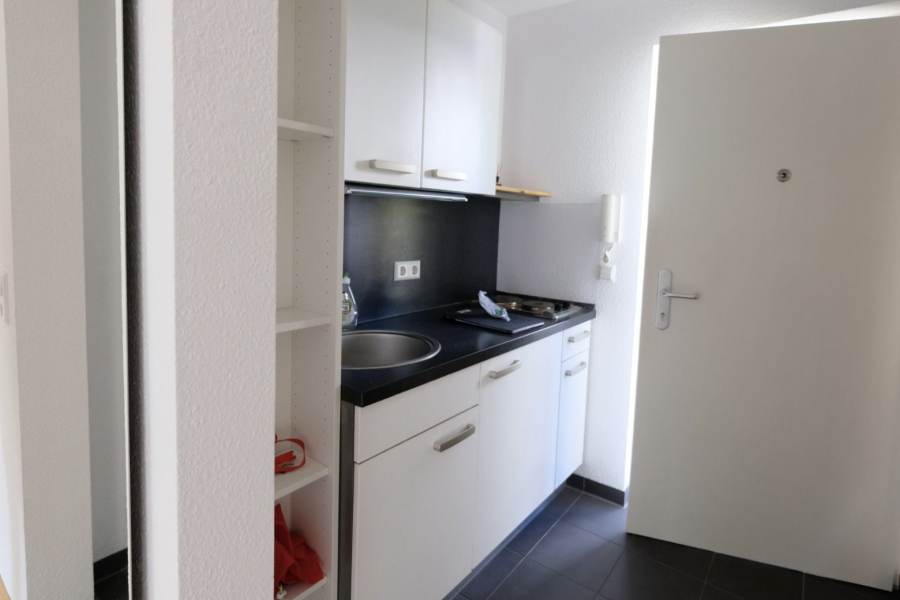 Weiße Küchenzeile Weiße Küchenzeile - Apartment mit Balkon Nähe Uni Hohenheim