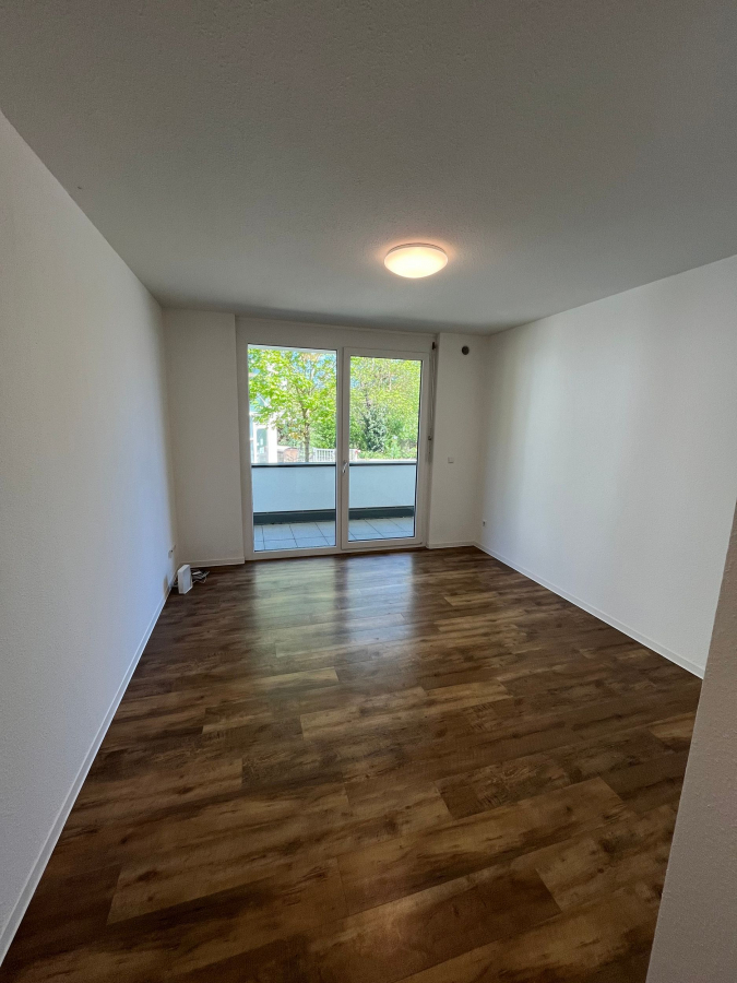 Leerer Raum mit Holzboden - Studentenwohnung in unmittelbarer Nähe zur Uni-Hohenheim