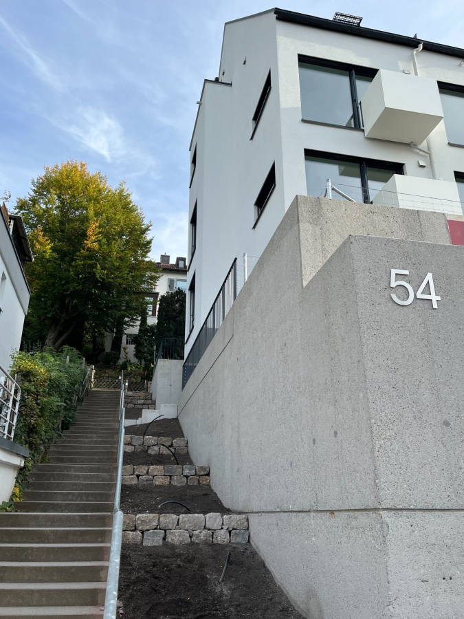 Modernes Gebäude mit Treppe Modernes Gebäude mit Treppe - Moderne 3-Zimmer-Neubauwohnung mit Loggia am Haigst