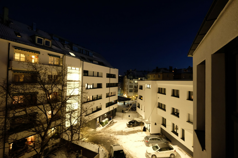 Wohnanlage bei Nacht Wohnanlage bei Nacht - Geschmackvoll möbliertes Apartment in City-Lage