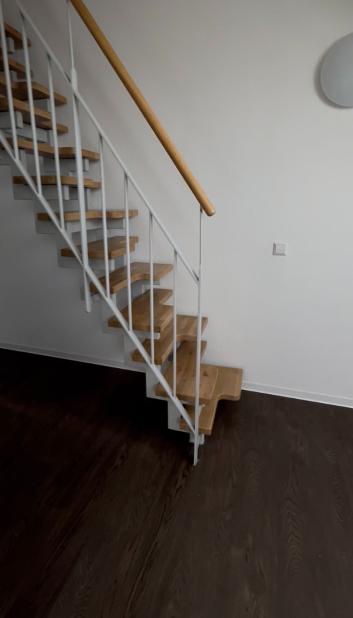 Moderne Holztreppe Moderne Holztreppe - Attraktive Maisonette-Wohnung nahe Universität Vaihingen