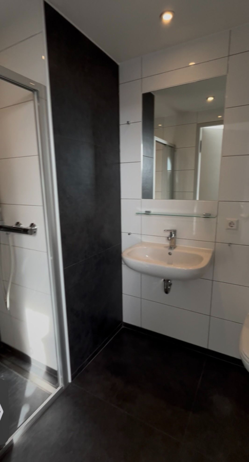Modernes Badezimmer Modernes Badezimmer - Attraktive Maisonette-Wohnung nahe Universität Vaihingen