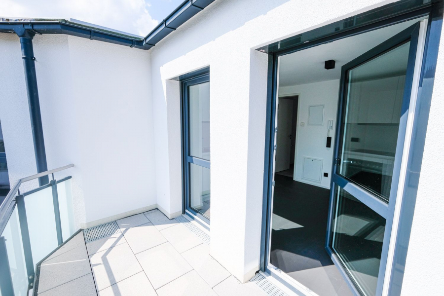 Heller Balkon mit Glasgeländer Heller Balkon mit Glasgeländer - Tolles Apartment mit Balkon!