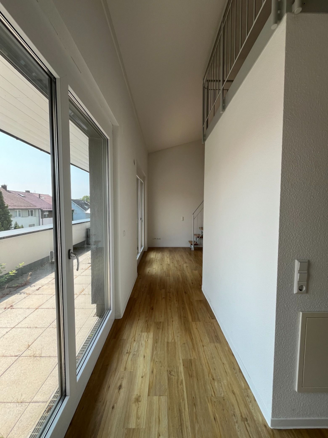 Heller Flur mit Balkon - Attraktive Maisonette Wohnung in Stuttgart-Plieningen Nähe Uni Hohenheim