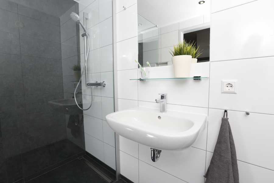 Badezimmer - Moderne Studentenwohnung mit Terrasse
