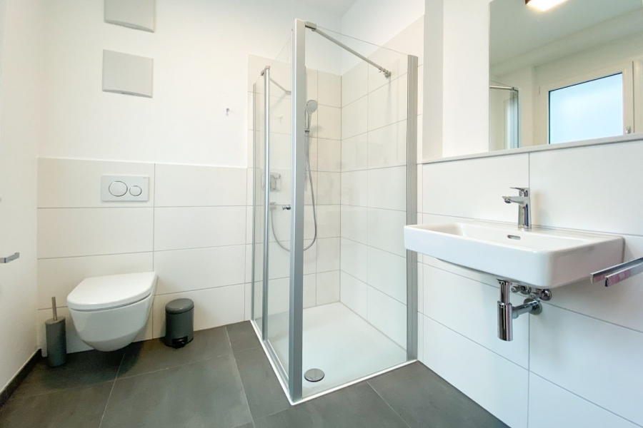 Modernes Badezimmer - Möbliertes Wohnen mit Blick in den Westen!
