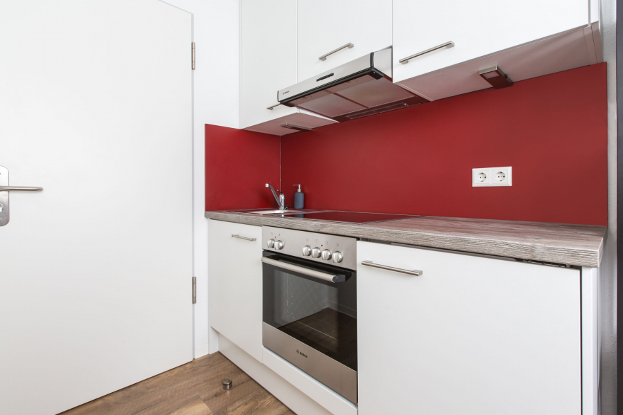 Moderne weiße Küche - Studentenwohnung in unmittelbarer Nähe zur Uni-Hohenheim
