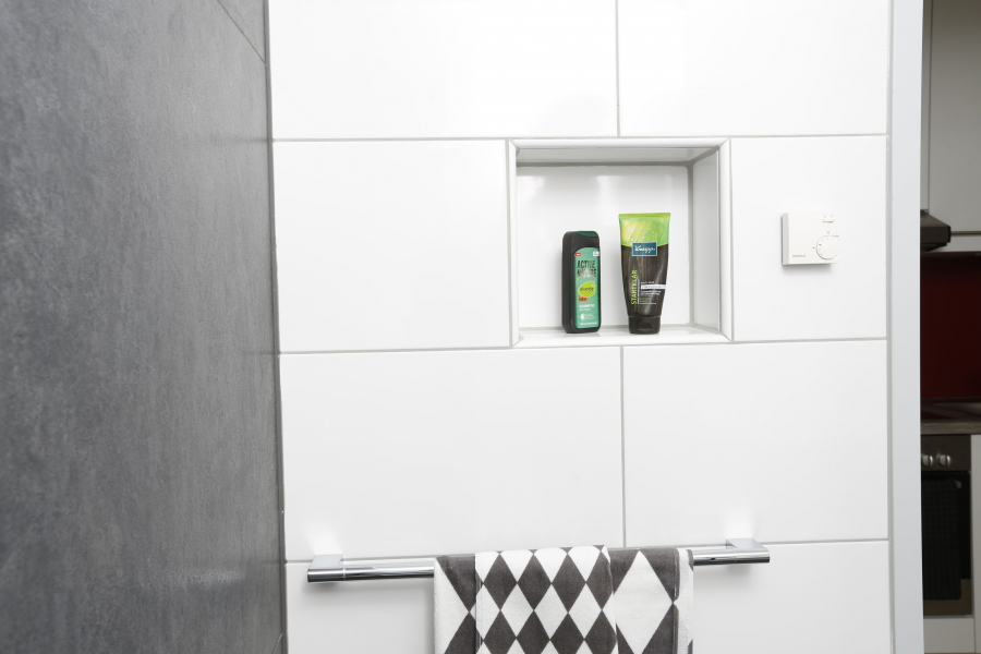 Badezimmer mit Duschgels - Nur für Studierende: Moderne Maisonette-Wohnung in Stgt-Vaihingen