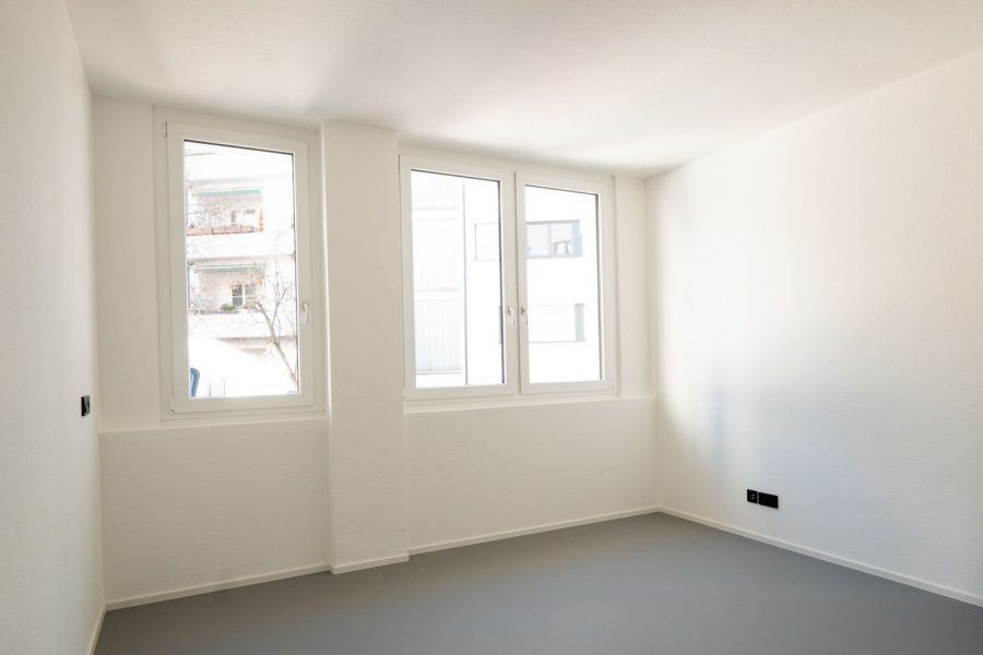 Leerer Raum mit Fenstern - Modernes Apartment in City-Lage