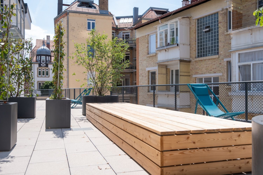 Dachterrasse mit Liegestühlen - Modernes Apartment in City-Lage