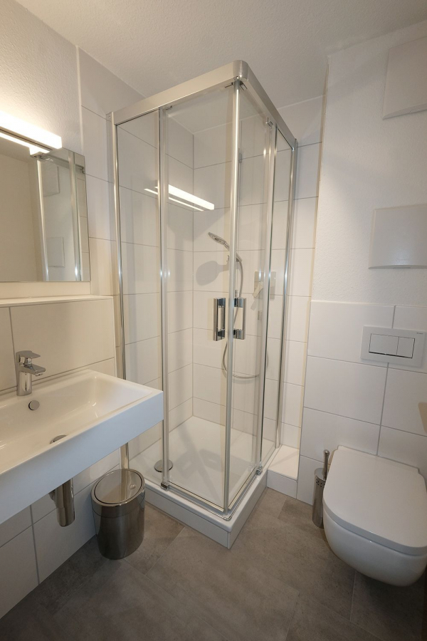 Modernes Badezimmer - Möbliertes Apartment direkt am Feuersee!