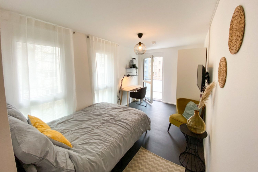 BV220-139B-30-Schlafbereich - Möbliertes Apartment in West mit Balkon!