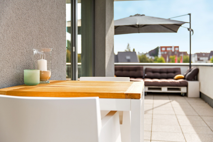 Sonnige Terrasse mit Möbeln - Moderne Maisonette-Wohnung mit Dachterrasse nahe Uni-Hohenheim