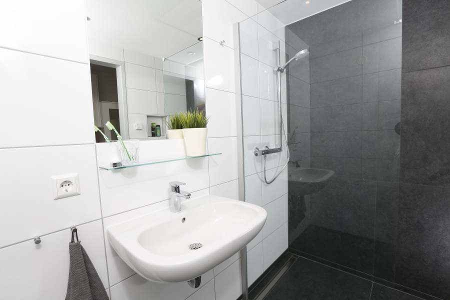 Modernes Bad mit Dusche - Moderne Maisonette-Wohnung in Stgt-Vaihingen
