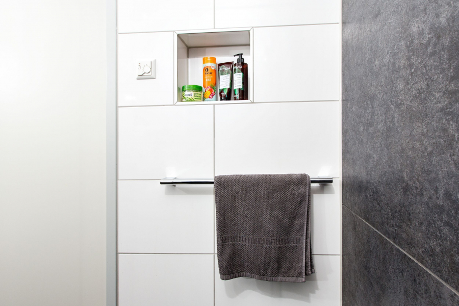 Badezimmerregal mit Handtuch Badezimmerregal mit Handtuch - Modernes Studentenapartment nahe Uni-Hohenheim