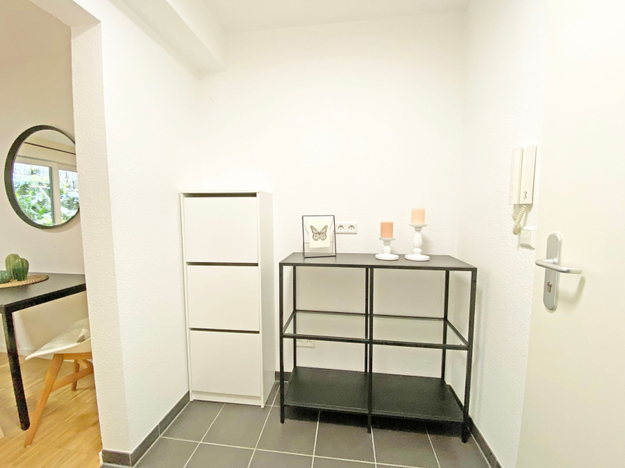 Flur mit Regal und Deko - Möbliertes 1-Zimmer-Apartment Nähe Uni Hohenheim– Einziehen und Wohlfühlen