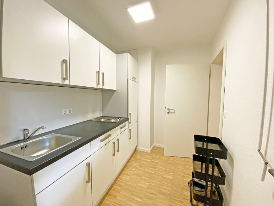 Kompakte Küche mit Geräten - Möbliertes 1-Zimmer-Apartment Nähe Uni Hohenheim– Einziehen und Wohlfühlen