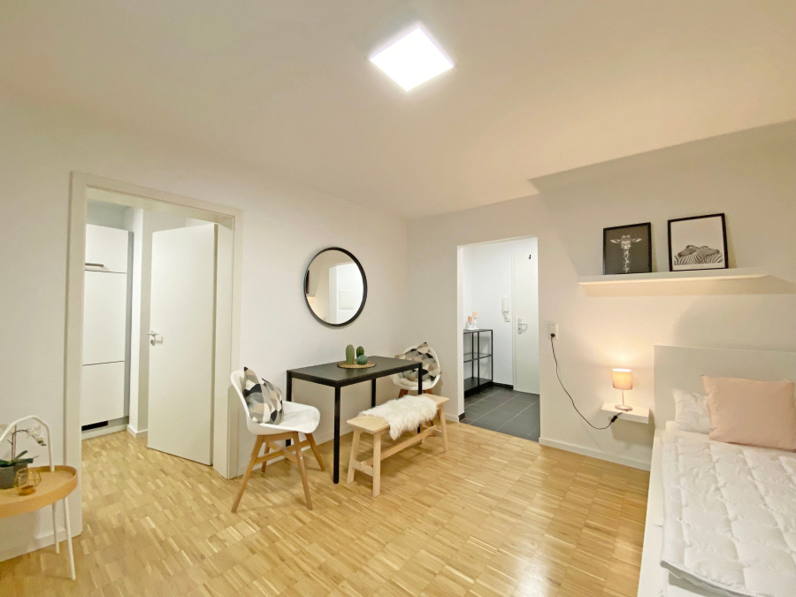Helles Wohnzimmer mit Möbeln - Möbliertes 1-Zimmer-Apartment Nähe Uni Hohenheim– Einziehen und Wohlfühlen